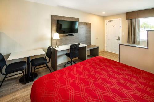 Econo Lodge Inn & Suites