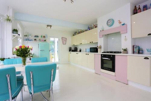 BRIARDENE AT BROADLANDS by BOURNECOAST - A Beautiful Large Family Home with a Garden and Parking in  – khách sạn tại East Southbourne and Tuckton