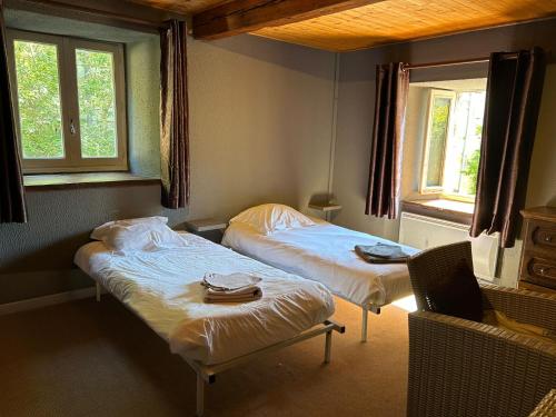 4 twin beds