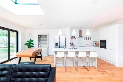 DRIFTWOOD by BOURNECOAST - An Exquisite Chalet Bungalow with a Sauna, BBQ Hut and Garden - HB6339 – khách sạn tại East Southbourne and Tuckton
