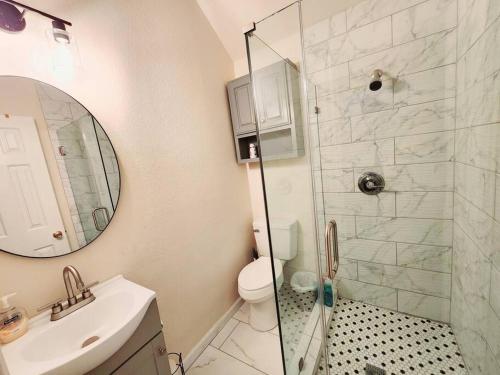 Hot Tub! 4BR 3BA Modern, newly remodeled, 16 ppl in McKinney, USA