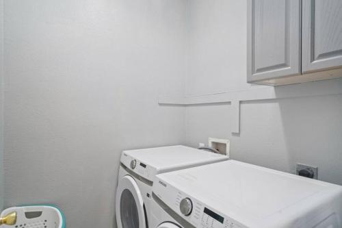 Hot Tub! 4BR 3BA Modern, newly remodeled, 16 ppl in McKinney, USA