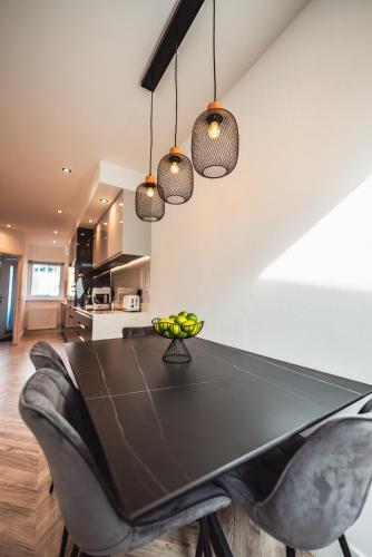Luxurious 3 Bed Home, Free Parking, Manchester (photo 7)
