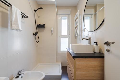 MAD Apartments by Olala Homes - 화장실