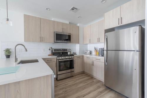 Sun-kissed 3BR Loft with Patio Minutes to NYC in Hoboken, USA