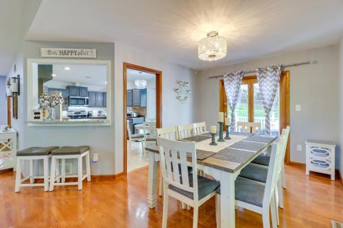 Hot Tub, Deck and Game Room Spacious Poconos Escape in Tannersville
