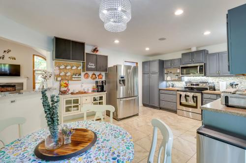 Hot Tub, Deck and Game Room Spacious Poconos Escape in Tannersville