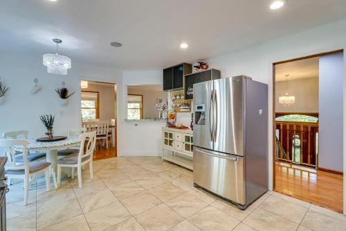 Hot Tub, Deck and Game Room Spacious Poconos Escape in Tannersville