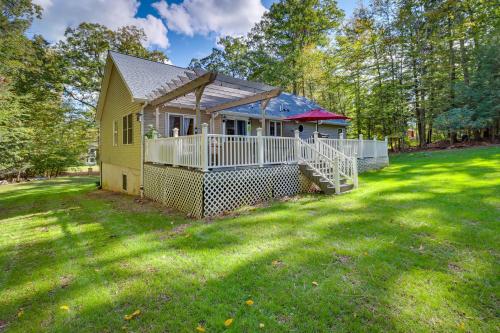 Hot Tub, Deck and Game Room Spacious Poconos Escape in Tannersville