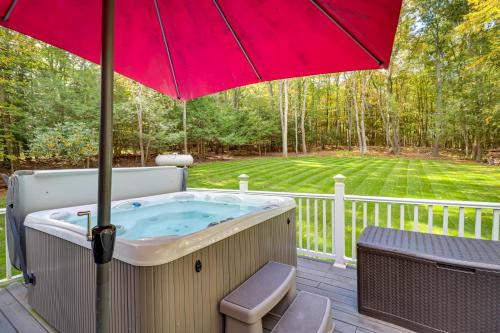 Hot Tub, Deck and Game Room Spacious Poconos Escape in Tannersville
