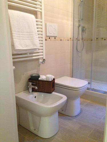 B&B Fortuny Ideally located in the prime touristic area of San Marco, B&B Fortuny promises a relaxing and wonderful visit. The hotel offers a wide range of amenities and perks to ensure you have a great time. Fac
