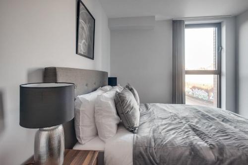 Stylish 2 Bedroom Flat in the Heart of Birmingham - image 10