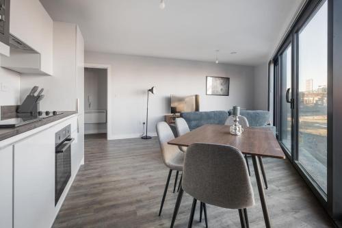 Stylish 2 Bedroom Flat in the Heart of Birmingham - image 13