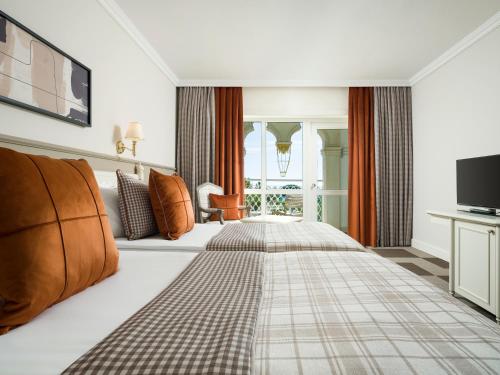 1 double bed, 1 twin bed