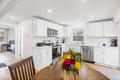 Sagamore Beach Bungalow - Dog Friendly: Bourne in Sagamore Beach, USA