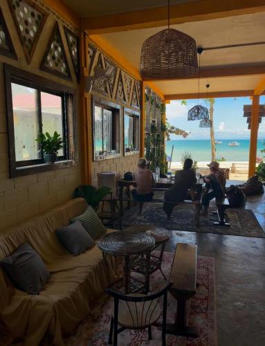 Seashell Guesthouse, bar and tattoos in Koh Rong Sanloem