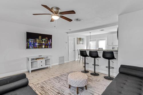Trendy Family Home -Heated Pool in Emerald Hills