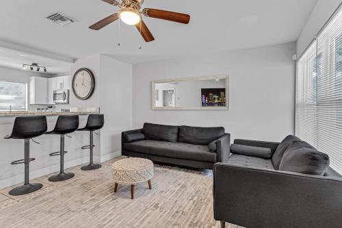 Trendy Family Home -Heated Pool in Emerald Hills