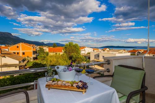 A1 - modern luxury apt w 2 balconies & sea view