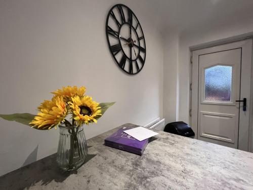 設施, CONTRACTORS OR FAMILY HOUSE M1 Nottingham - IKEA RETAIL PARK - SWINDON CLOSE - 2 Bed Home with Drive in 金伯利