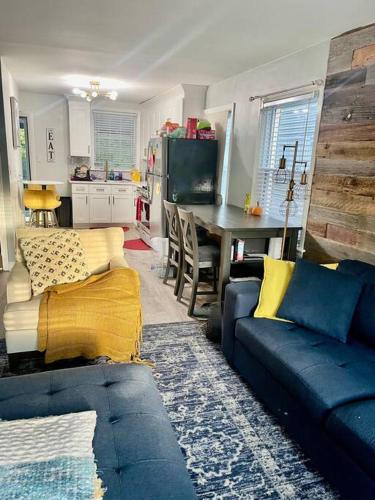 Cozy & comfy w/free parking & W/D in Oak Park, USA