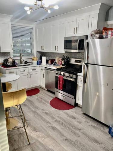 Cozy & comfy w/free parking & W/D in Oak Park, USA