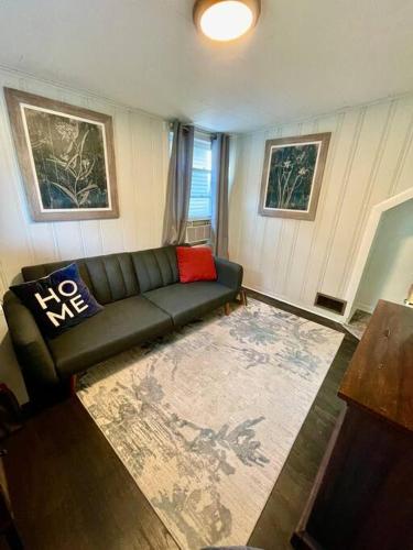 Cozy & comfy w/free parking & W/D in Oak Park, USA