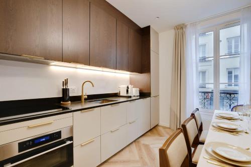 Stunning fully renovated apartment 8P Paris 11