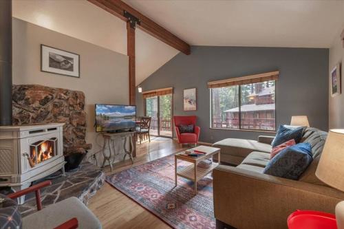 Cozy Pet-Friendly Cabin w Fenced-In Yard Close to Slopes with Great Spring Skiing Conditions