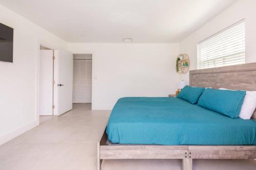 Hollywood Dream Home King and Queen beds with Pool.