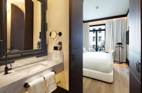 Hotel Montera Madrid, Curio Collection By Hilton