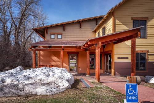 Adventure Awaits - Main Floor 2 Br condo with hot tubs in Driggs, USA