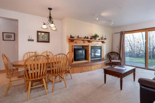 Adventure Awaits - Main Floor 2 Br condo with hot tubs in Driggs, USA