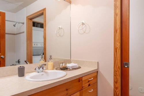 Adventure Awaits - Main Floor 2 Br condo with hot tubs in Driggs, USA
