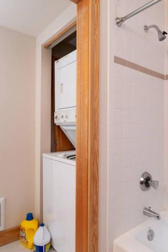 Adventure Awaits - Main Floor 2 Br condo with hot tubs in Driggs, USA