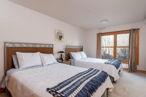 Adventure Awaits - Main Floor 2 Br condo with hot tubs Adventure Awaits - Main Floor 2 Br condo with hot tubs