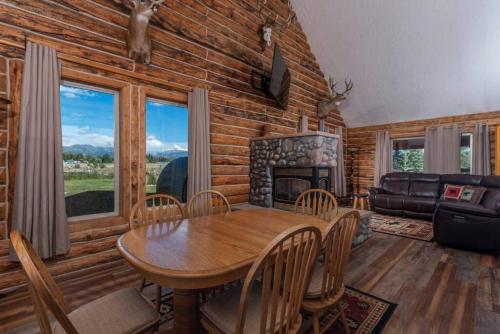 4 Peaks Teton Views Log Cabin - Close to Stellar in Alta, USA