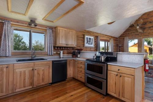 4 Peaks Teton Views Log Cabin - Close to Stellar in Alta, USA
