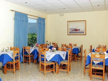 Hotel Plessas Palace Stop at Hotel Plessas Palace to discover the wonders of Zakynthos Island. The property offers a high standard of service and amenities to suit the individual needs of all travelers. Take advantage of 