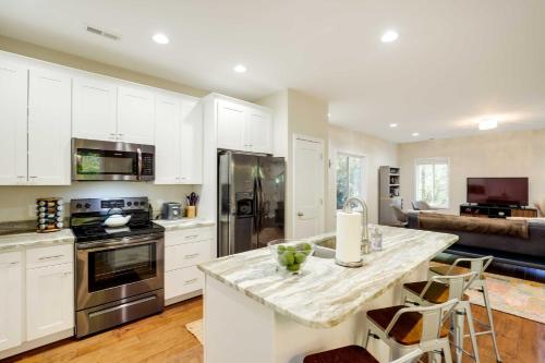 Luxe Mountain Home Near Ridgecrest and Asheville! in Black Mountain, USA