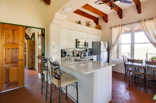 El Diamante Mtn-View Casita with Private Jacuzzi! - image 14