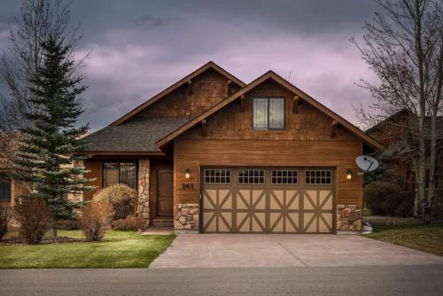 Harris Hawk Cabin in Victor, Id with Air in Victor, USA