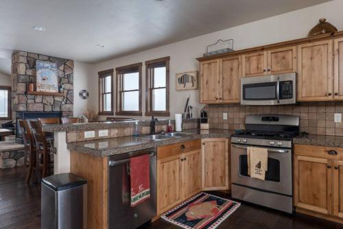 Harris Hawk Cabin in Victor, Id with Air in Victor, USA