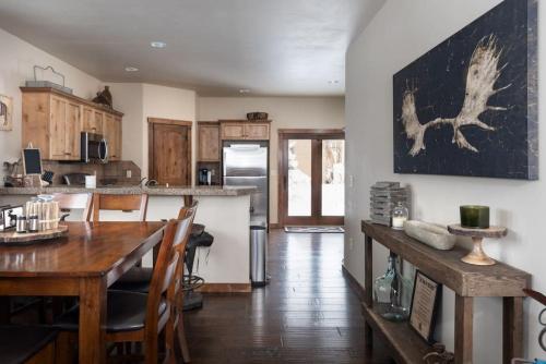 Harris Hawk Cabin in Victor, Id with Air in Victor, USA