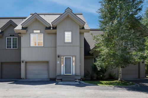 Cozy 2 level townhome with scenic views, in Driggs, USA