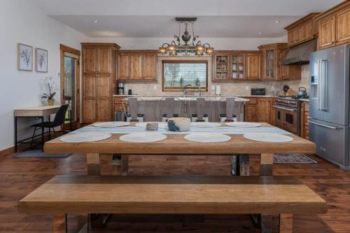 Teton Time - spacious 4 bd 3ba house with mountain in Driggs, USA