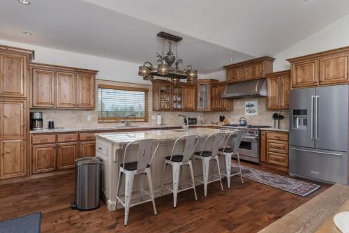 Teton Time - spacious 4 bd 3ba house with mountain in Driggs, USA