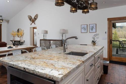 Teton Time - spacious 4 bd 3ba house with mountain in Driggs, USA
