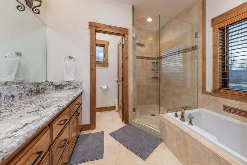 Teton Time - spacious 4 bd 3ba house with mountain in Driggs, USA