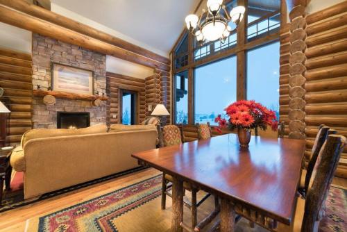 Teton Springs Cabin with Private Hot Tub and Air Conditioning